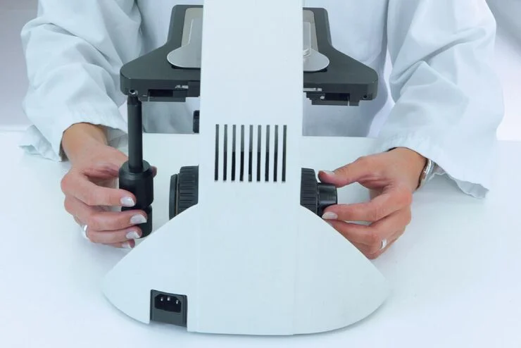 kinh hien vi leica dm1000